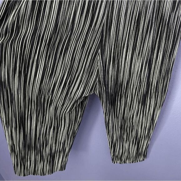 Coco's CloZet Jumpsuit Capris Wide Leg Romper Black & White Medium Deep V Neck - Picture 9 of 9